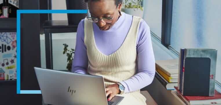 A lady using an HP laptop