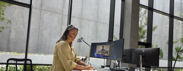 A woman using an HP desktop