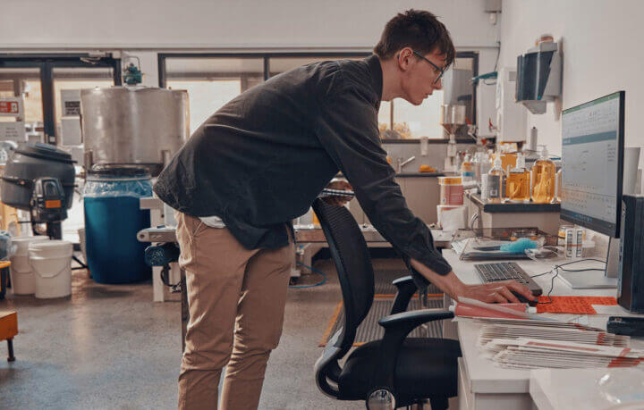 A man using an HP desktop