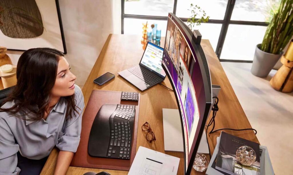 A lady using an HP monitor